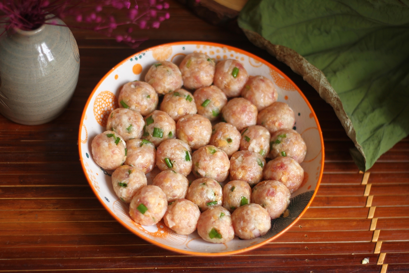 Bước 3: Vo viên và chiên xíu mại