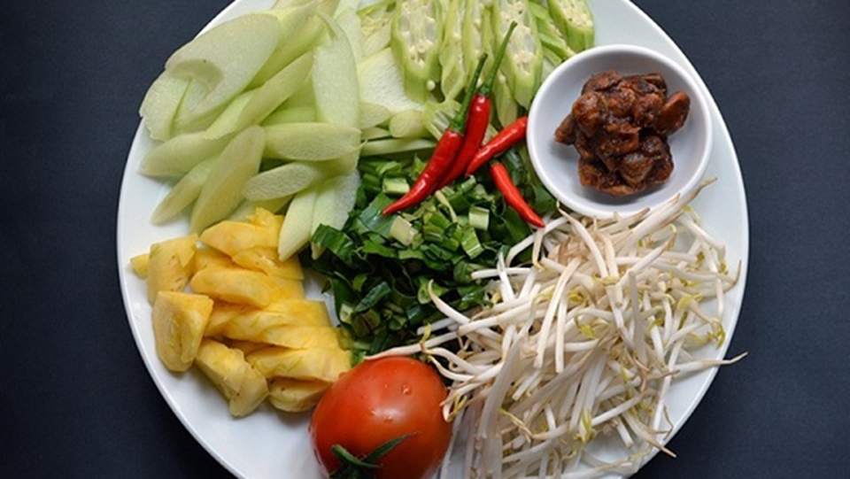 Sơ chế nguyên liệu nấu canh chua chay với bạc hà