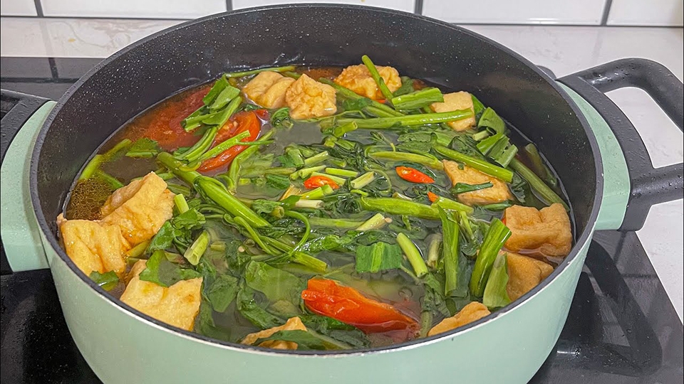 Canh chua chay với rau muống