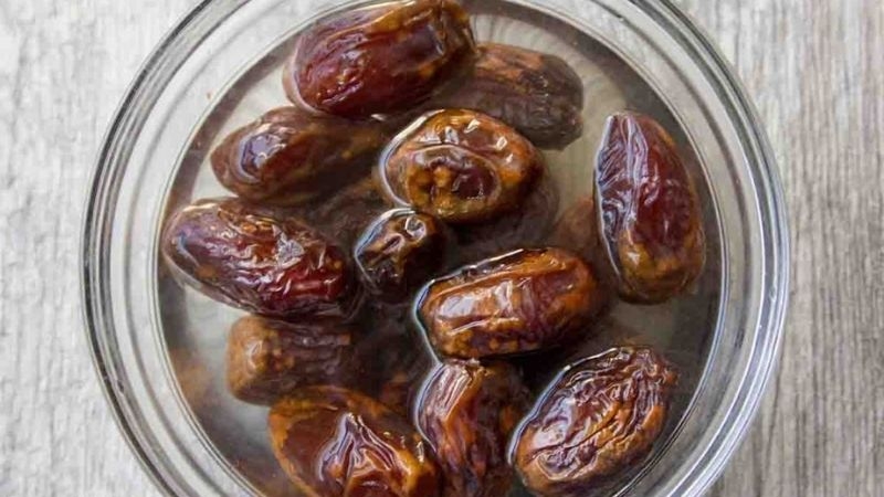 Ngâm quả chà là trong nước