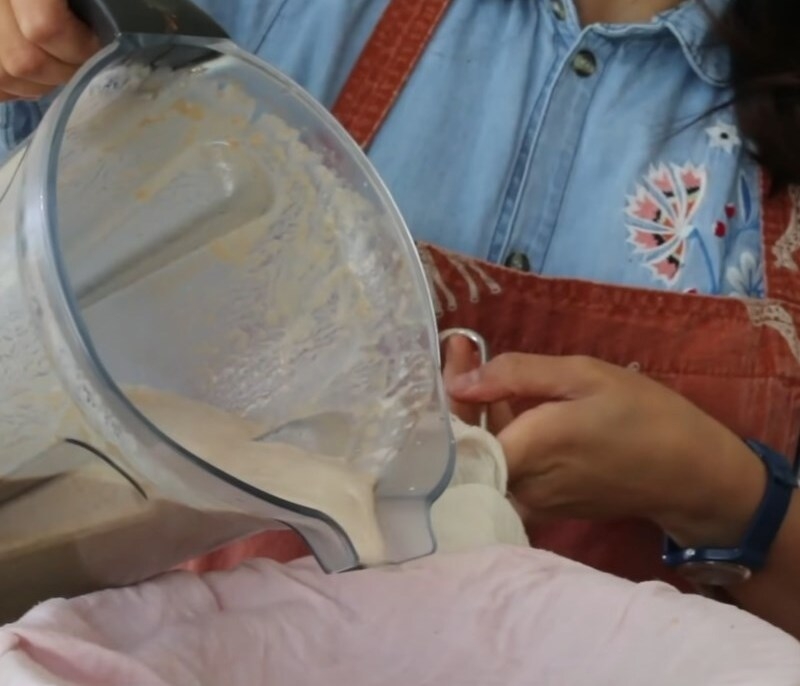 Lọc sữa qua miếng vải mỏng