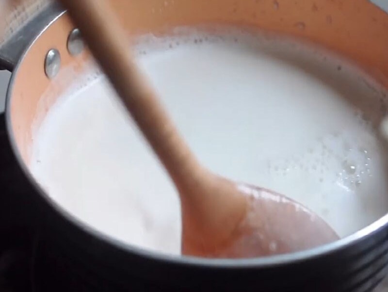 Đun sữa và khuấy đều