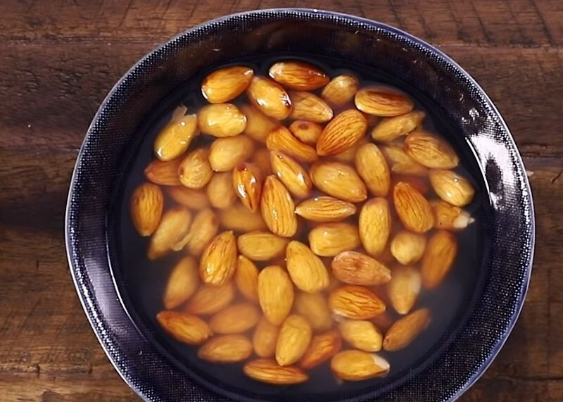 Ngâm hạnh nhân cho mềm