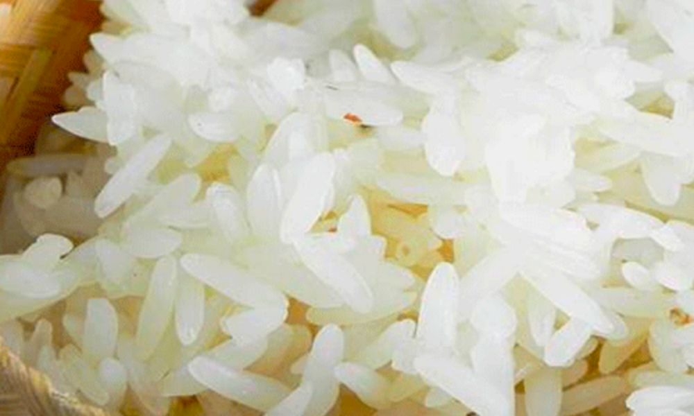 rưới dầu mỡ lên xôi để tạo độ bóng cho xôi