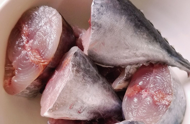 Làm sạch và chặt cá thành từng miếng nhỏ