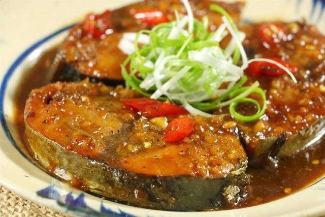 Cách kho cá ngừ nước dừa lạ miệng hấp dẫn