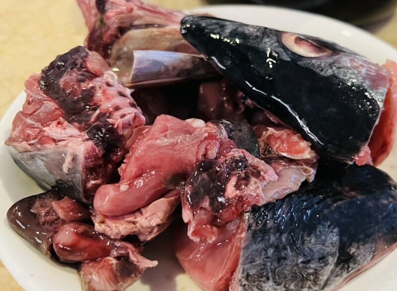 Chặt nhỏ đầu cá ngừ