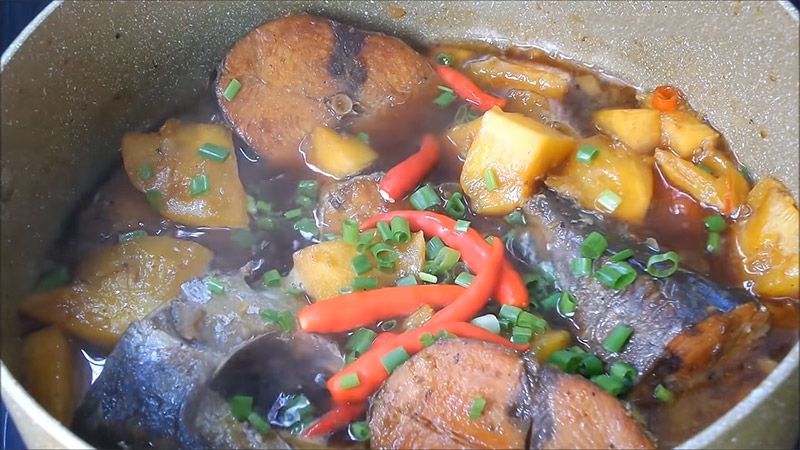 Kho cá ngừ đến khi nước sốt cạn