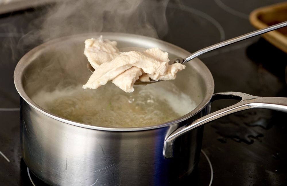 chần thịt nấu canh khoai sọ 