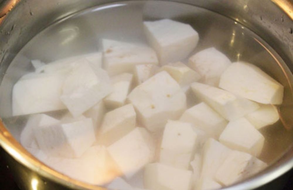 Chuẩn bị nấu canh khoai sọ