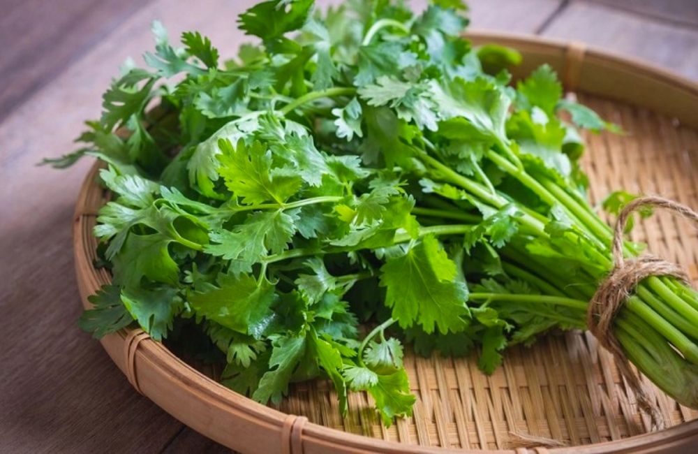 Sơ chế rau thơm nấu canh khoai sọ 