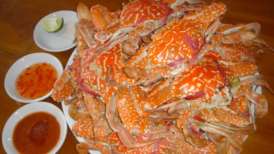 Ghẹ luộc chín ăn kèm nước chấm