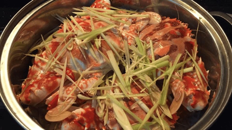 Luộc ghẹ với bia