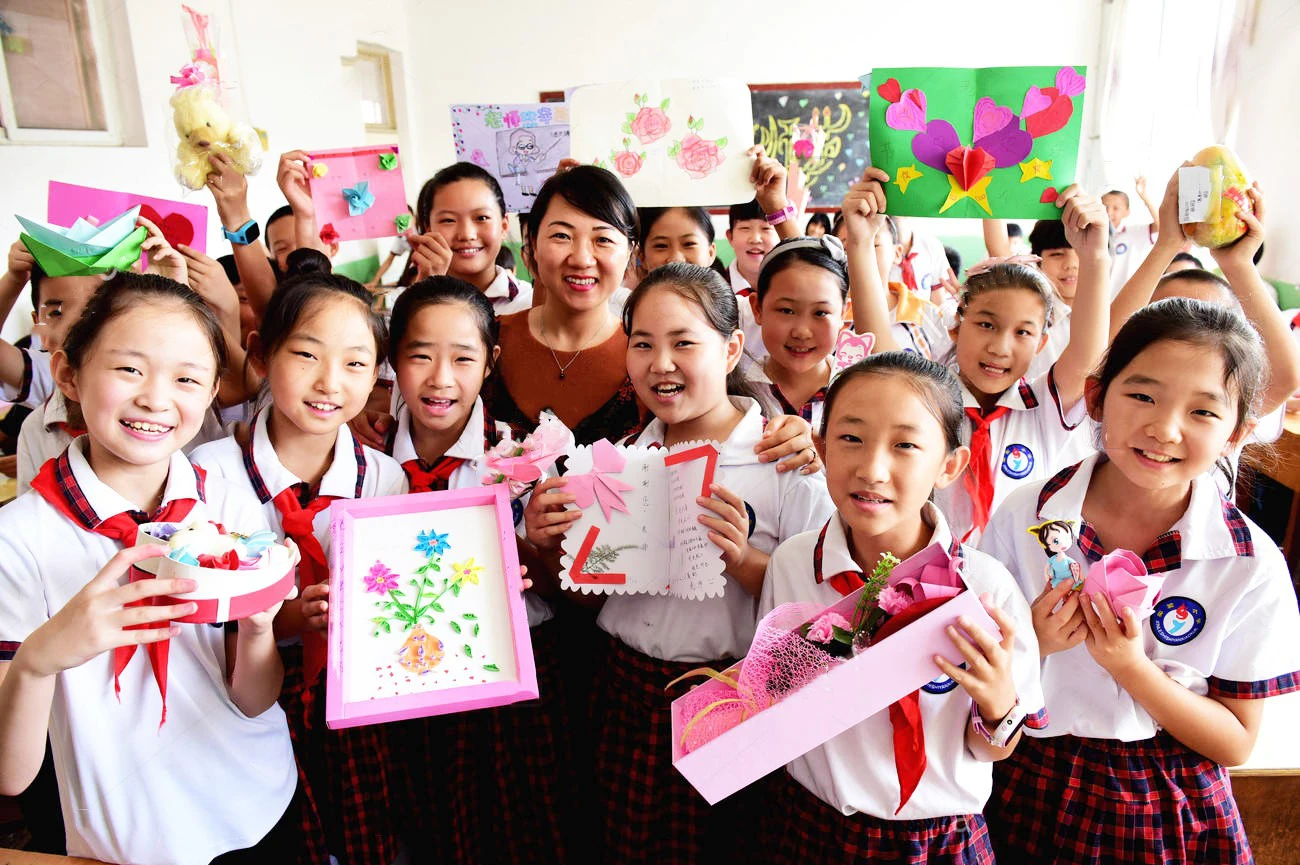 Học sinh tặng quà thầy cô