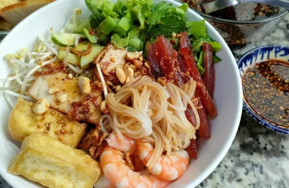 Bún nước tương tôm chả lạp xưởng