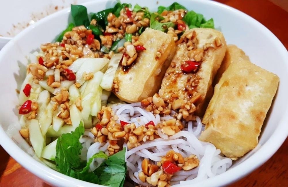 Bún trộn đậu hũ, rau sống tươi ngon