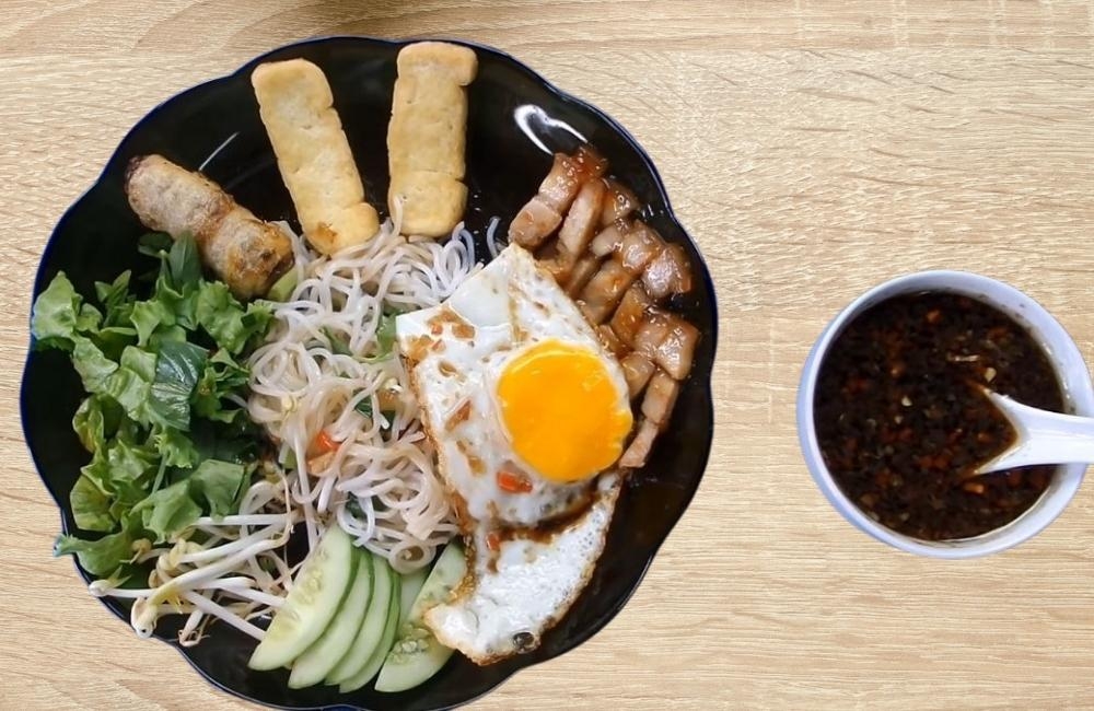 Bún nước tương thịt chả trứng