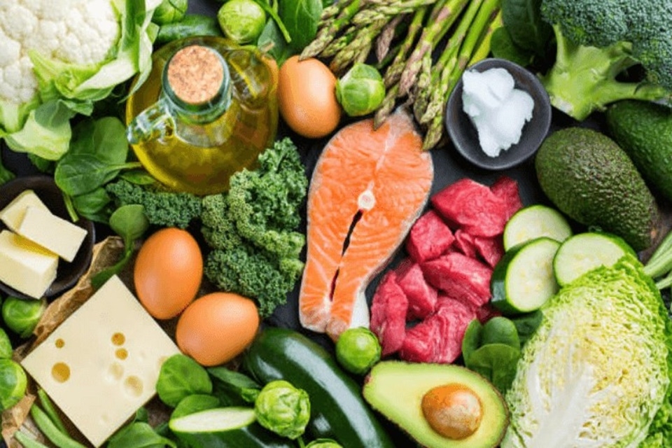 Ưu tiên đạm, rau xanh và chất béo tốt