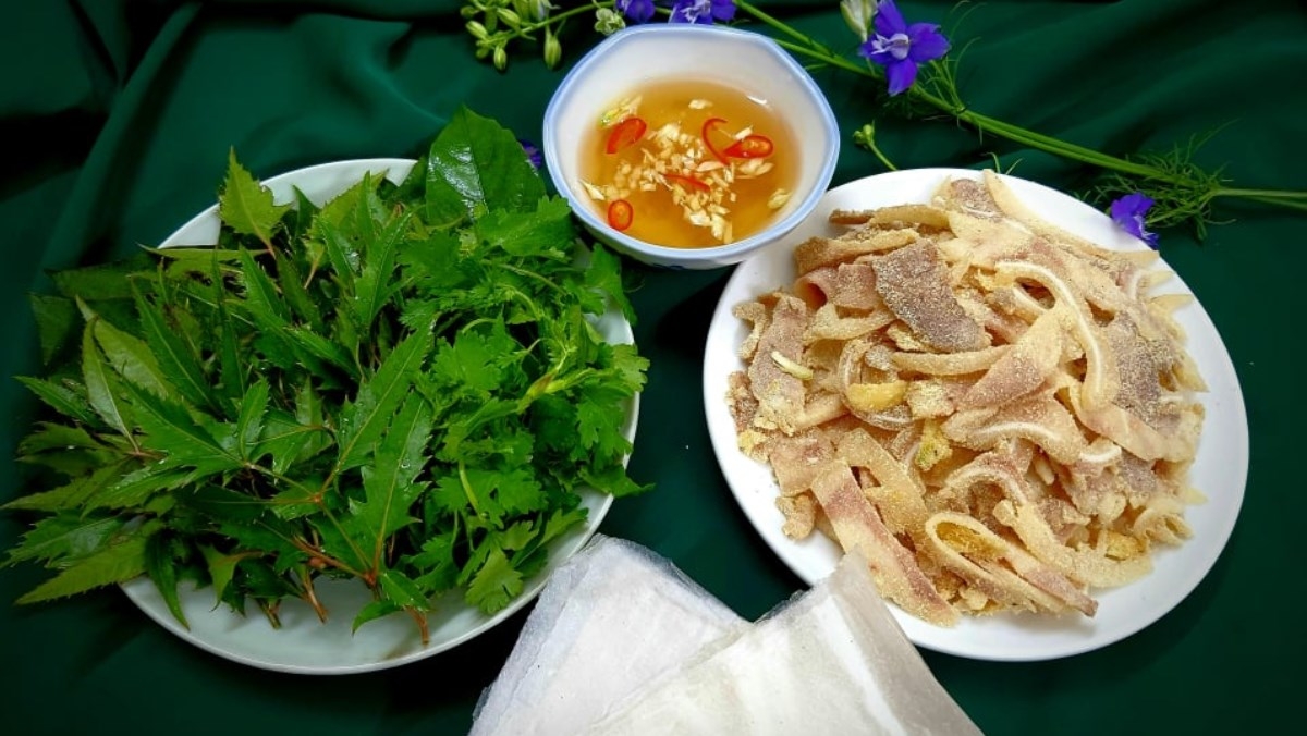 nem thính ba chỉ ăn kèm rau sống và nước mắm làm