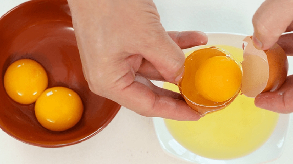 Tách lòng đỏ trứng