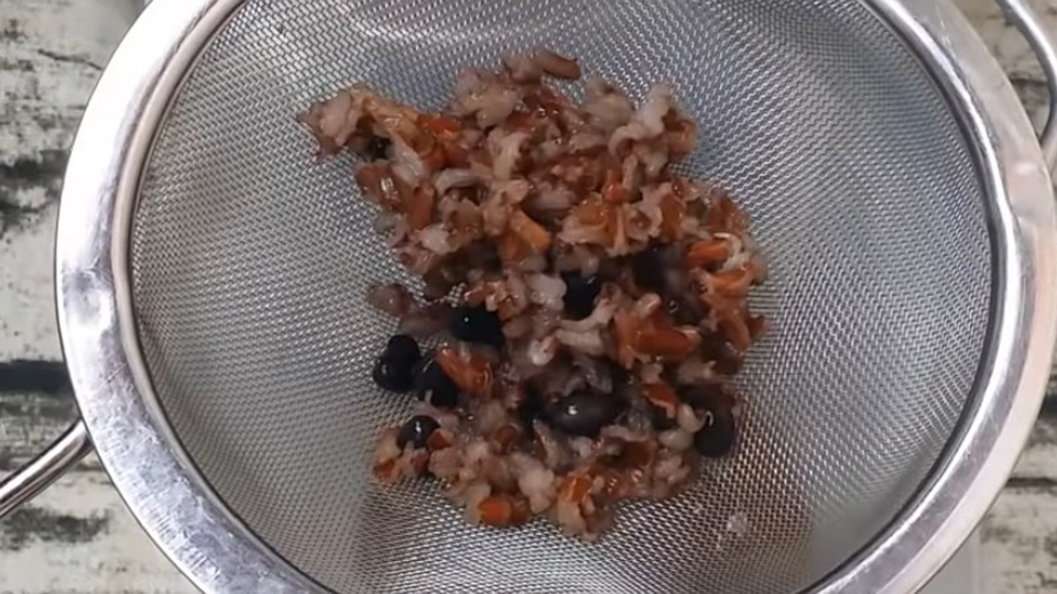 cách nấu trà gạo lứt đậu đen (ảnh 5)