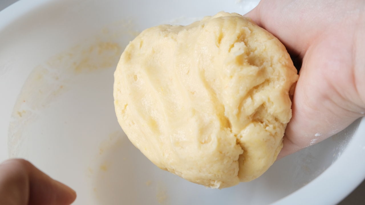 Nhào và ủ bột bánh