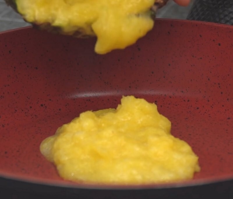 Cạo thịt dứa cho vào chén