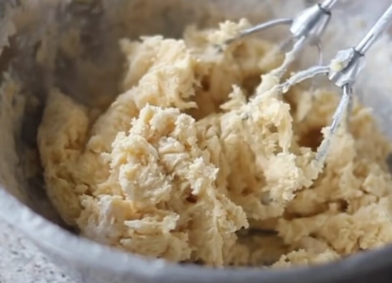 Trộn bột làm vỏ bánh