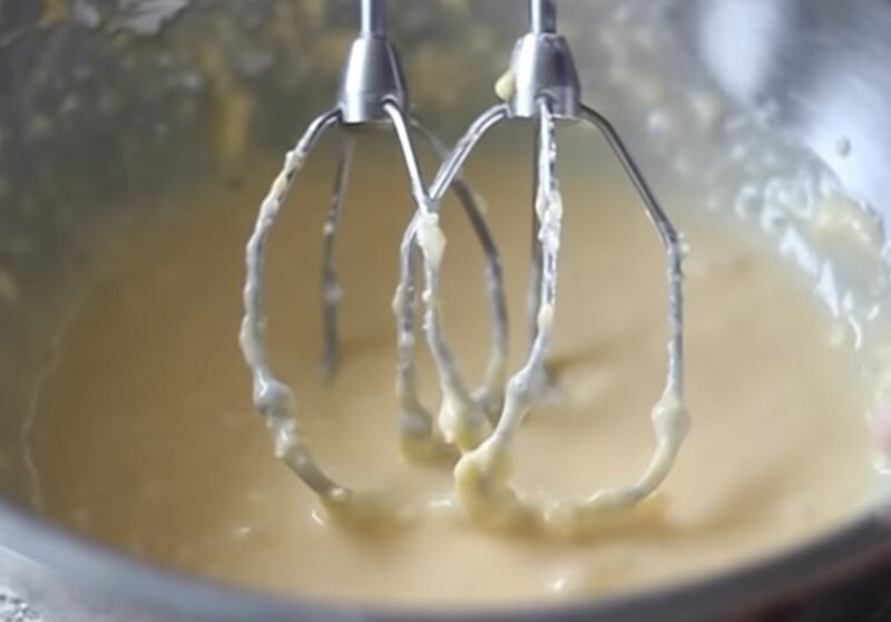 Khuấy tan bơ lạt và sữa đặc