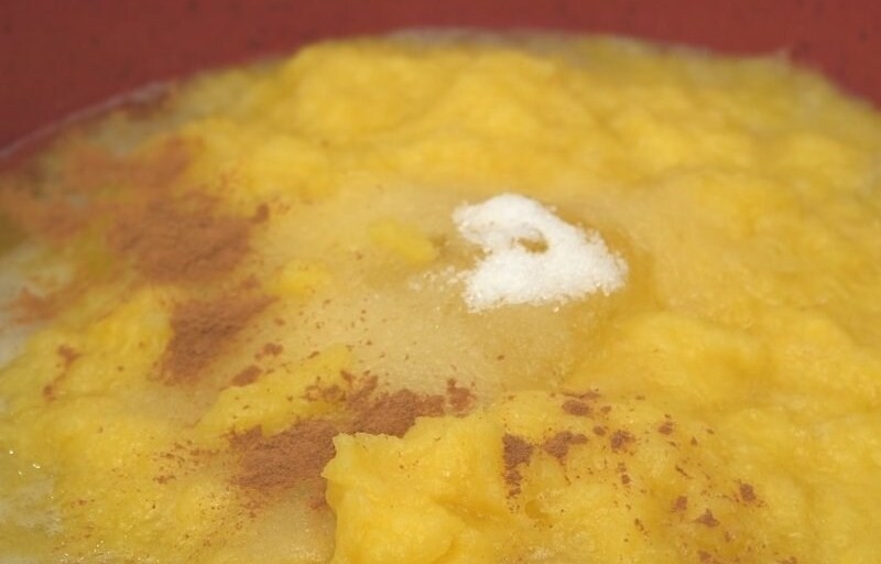 Cho dứa, mạch nha, bột quế và đường vào chảo