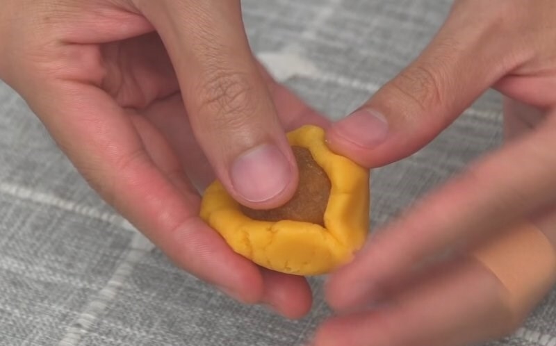 Nhồi nhân vào vỏ bánh