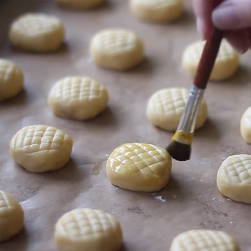 Phết lớp trứng mỏng lên mặt bánh