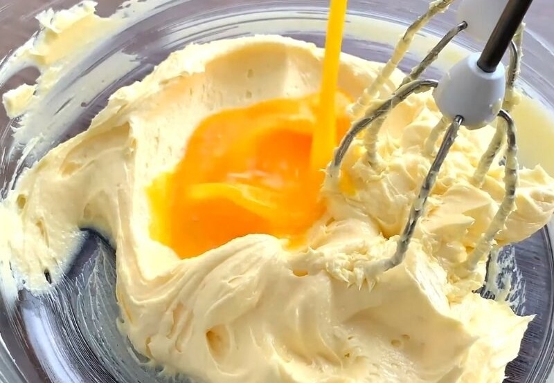 Đổ trứng vào hỗn hợp bơ