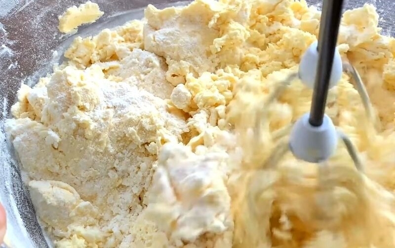 Dùng máy đánh trứng để trộn bột