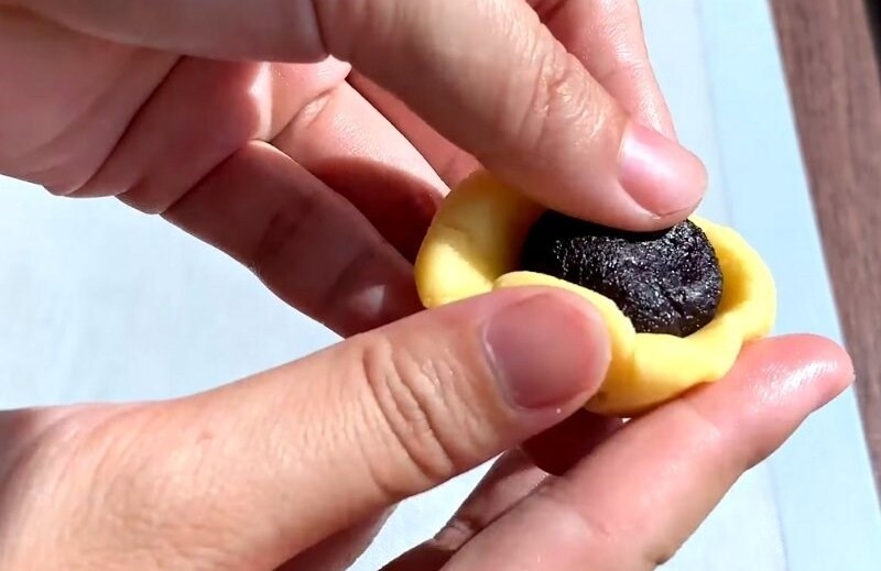 Nặn và tạo hình bánh dứa