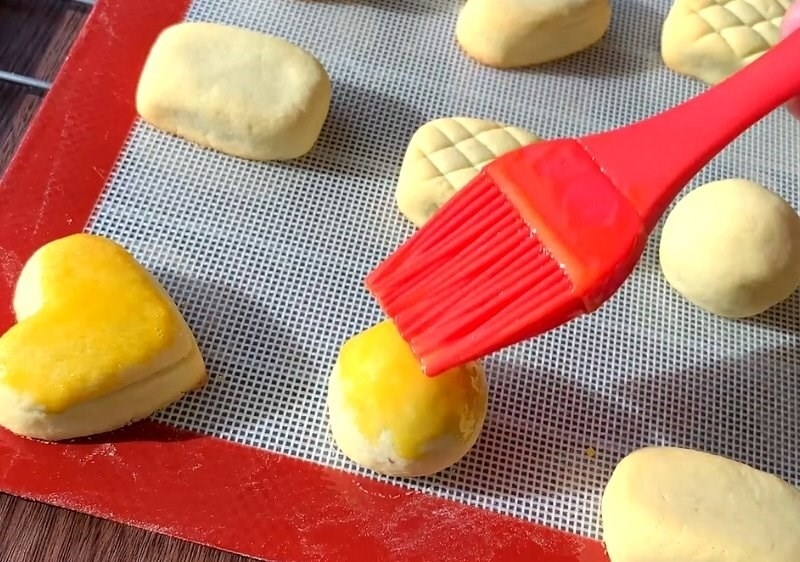 Phết nước trứng để tạo màu