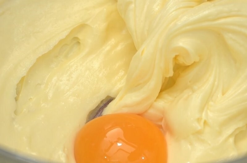 Cho lòng đỏ vào