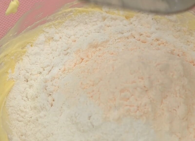 Cho bột mì đa dụng và bột custard vào