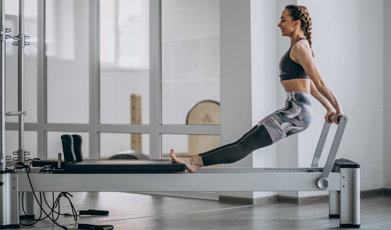 Tập pilates giúp điều chỉnh tư thế, tăng cường sức khỏe do tác động sâu vào phần cơ bụng và thắt lưng