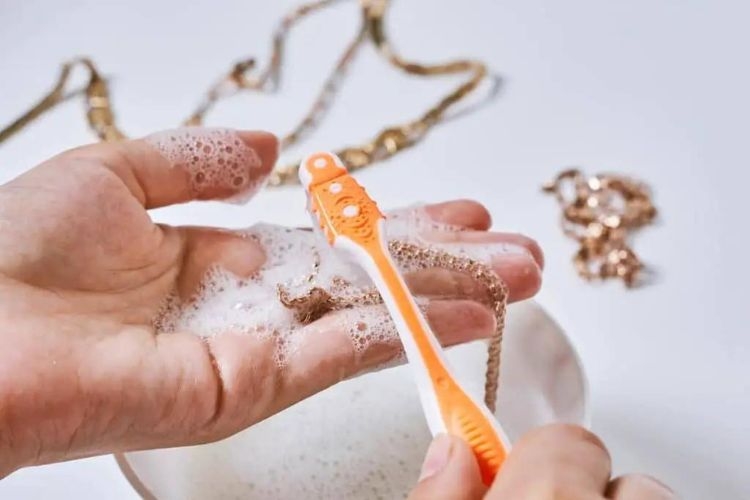 Nên dùng bàn chải lông mềm khi làm sạch vàng tây