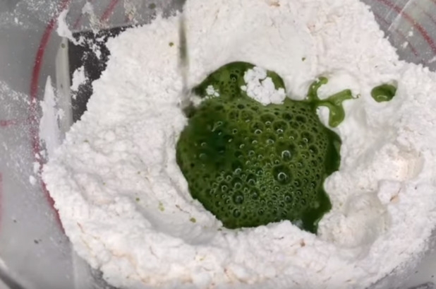 Trộn các nguyên liệu với nhau