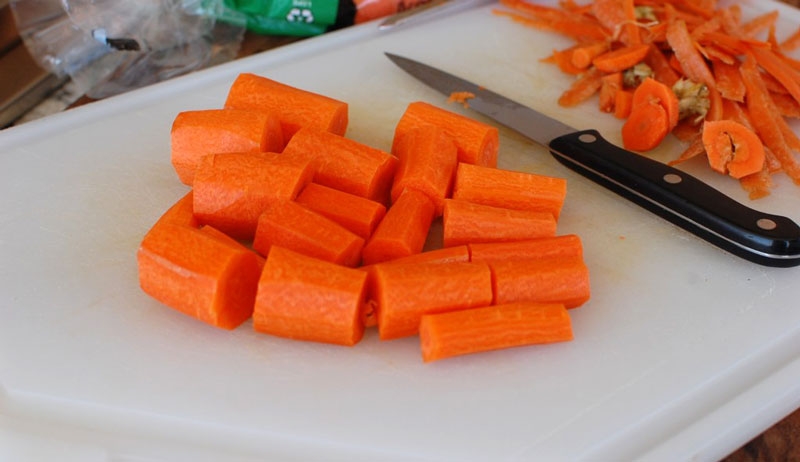 Cắt nhỏ củ cà rốt