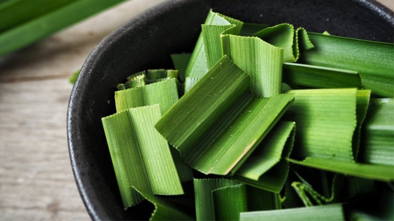 Cắt nhỏ lá dứa