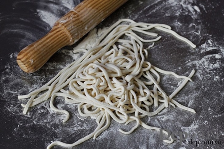 Cắt cọng mỳ udon