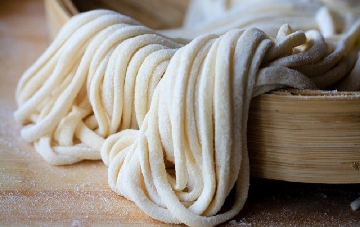 Sợi mỳ tươi có màu trắng, dai dai, dày khoảng 0.3mm