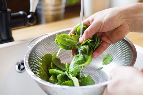 Rửa rau thật sạch