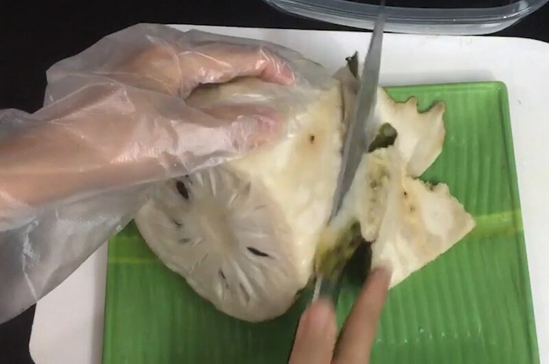 Gọt bỏ vỏ mãng cầu