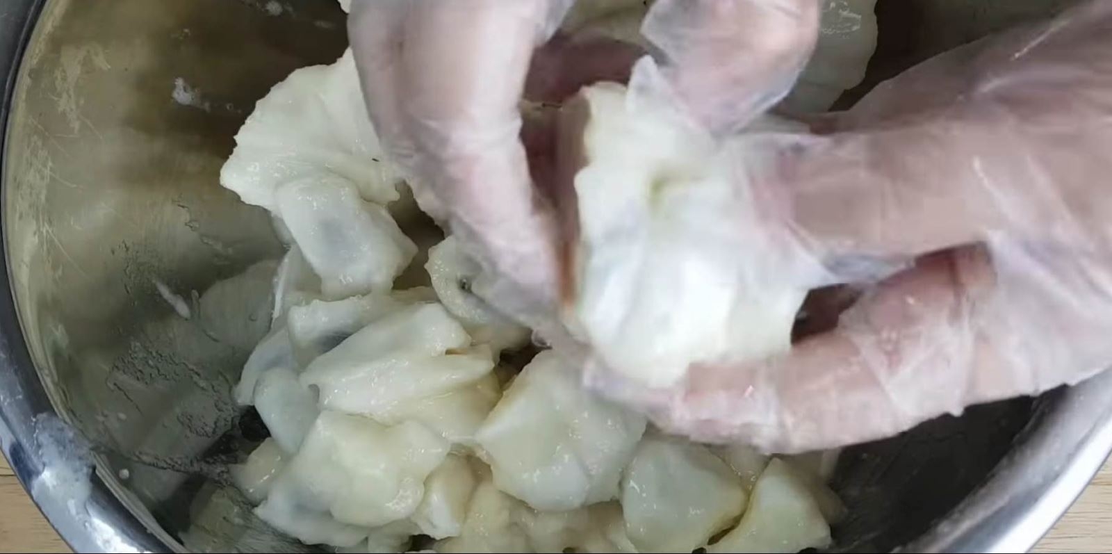 Lột vỏ và tách thịt mãng cầu