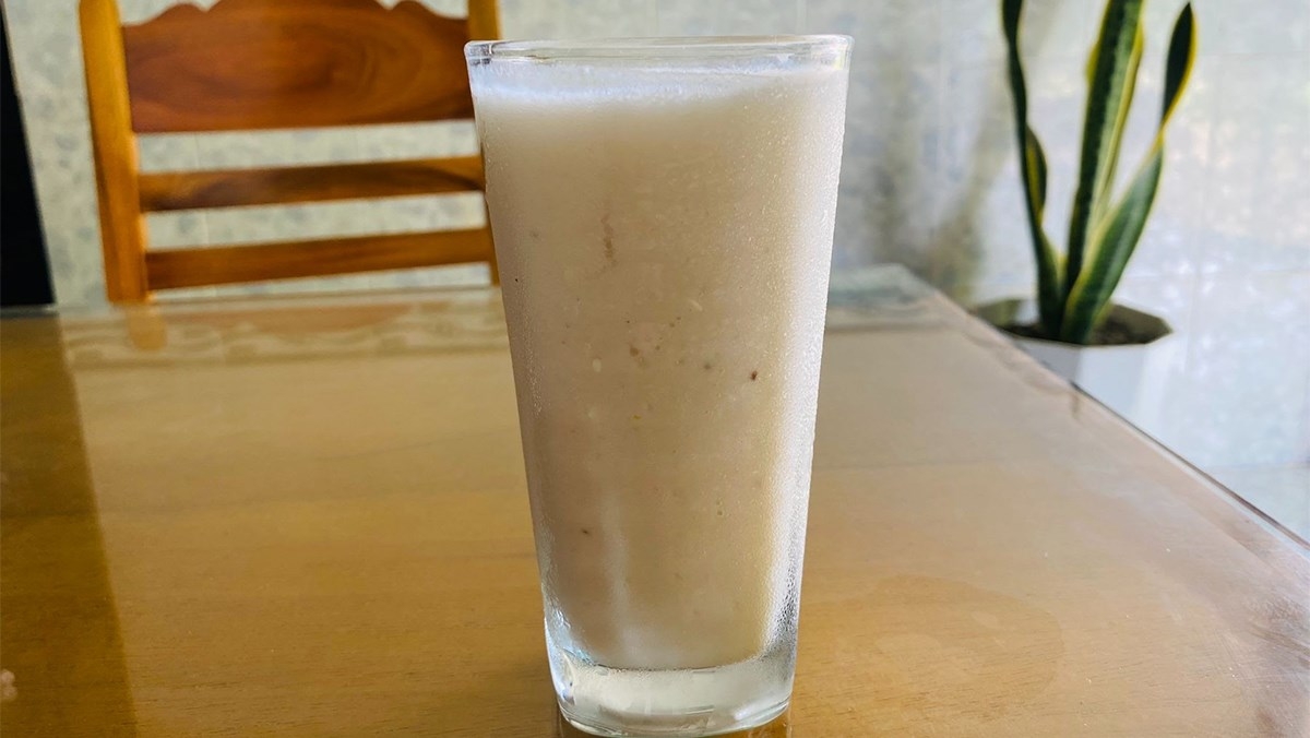 Sinh tố mãng cầu cà phê có màu nâu nhạt, vị ngon ngọt lạ miệng