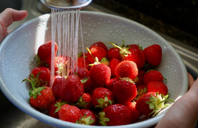 Rửa sạch dâu tây